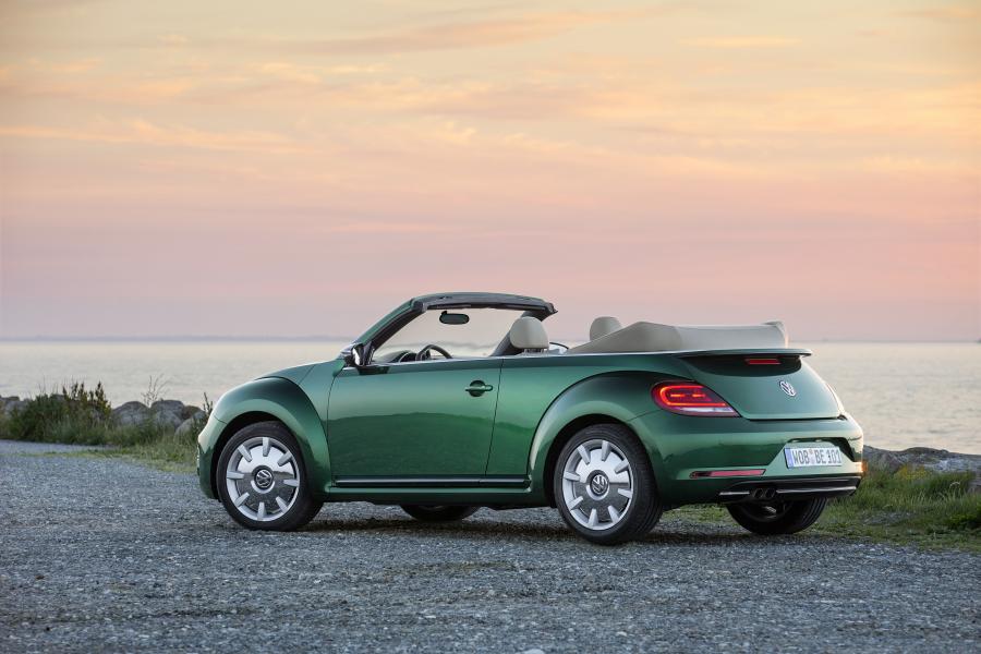 Volkswagen Beetle Cabriolet 2016 года  (фото 17 из 21)